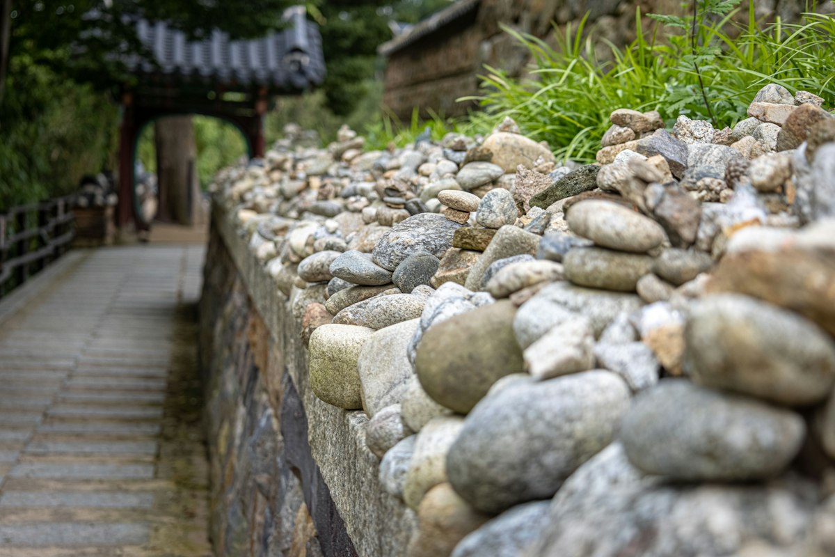 Mastering Natural Stone Retaining Wall Construction: Professional Techniques and Practical Tips